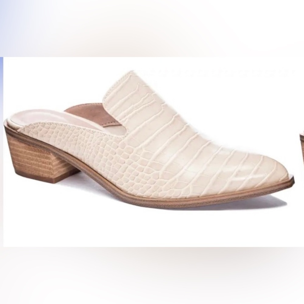 Chinese Laundry women’s US 8 white faux crocodile mule loafers